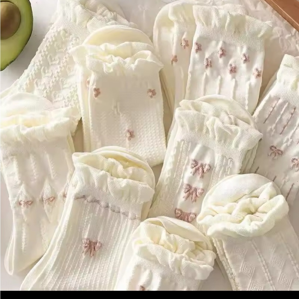 Elegant Cream Socks with Bow Accents
0219